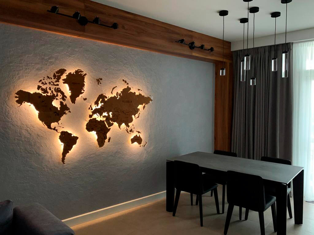 Деревянная карта мира на стене
