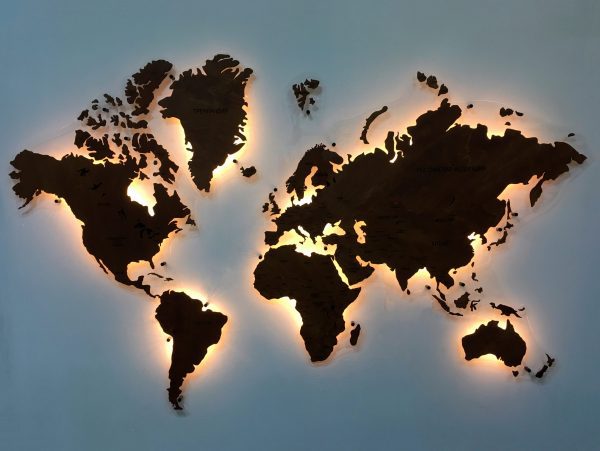 Деревянная одноуровневая карта мира в расцветке Мокко с подсветкой