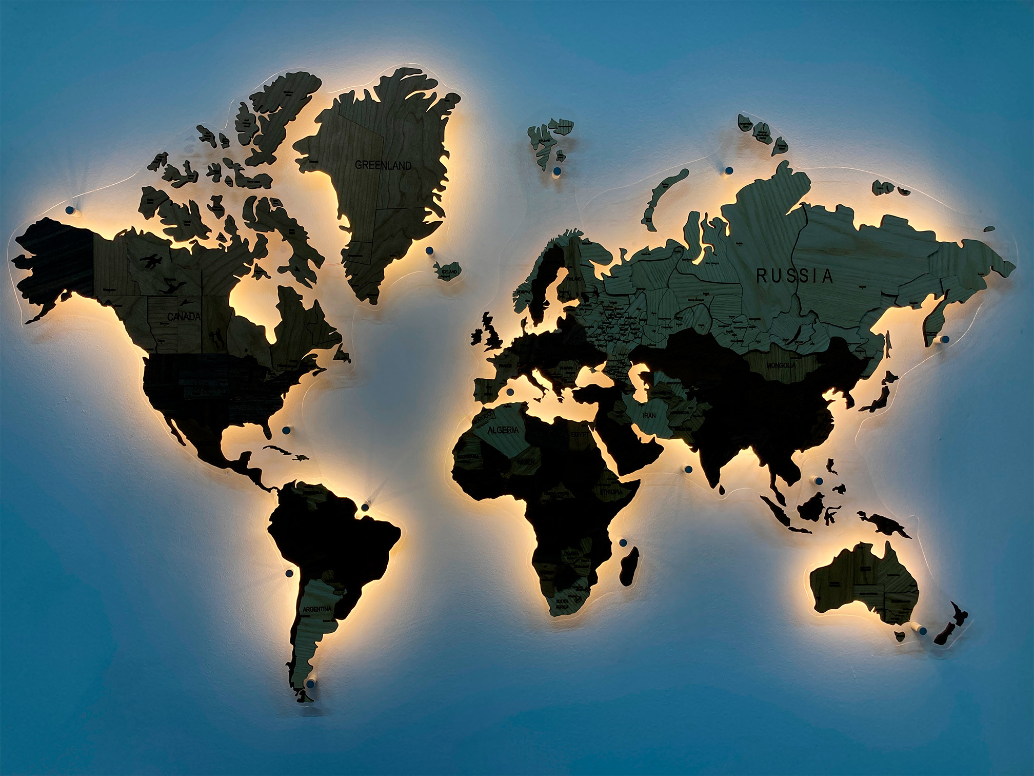 Многоуровневая карта мира из ценных пород древесины с подсветкой