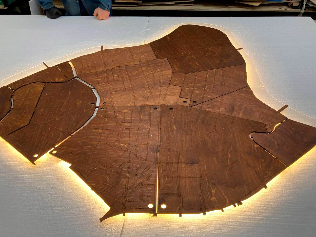 Карта центрального района Санкт-Петербурга из склееного шпона березы с подсветкой. Индивидуальный заказ.