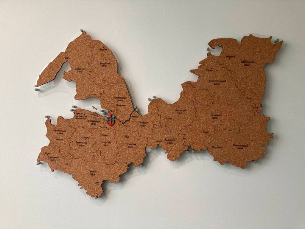 Карта Ленинградской области из пробки с брендированием.