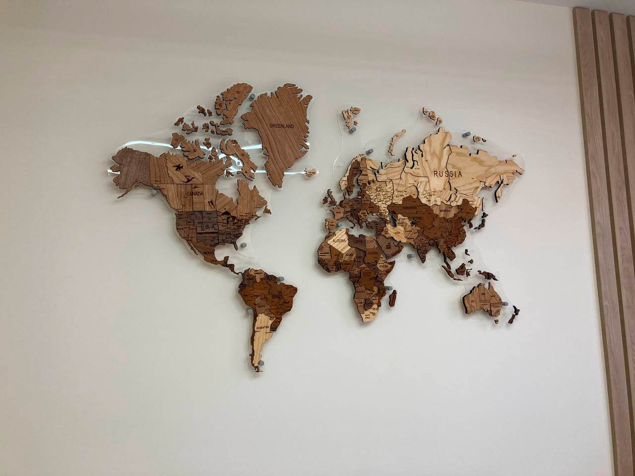 Карта мира-мозаика из ценных пород древесины в размере 150х94см