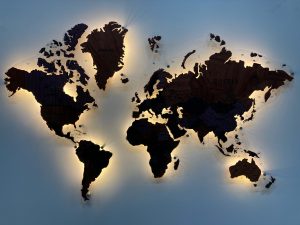 Многоуровневая карта мира из экзотических пород древесины с подсветкой