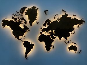 Деревянная многоуровневая карта мира в однотонной расцветке с подсветкой