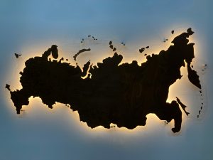 Деревянная карта России одноуровневая однотонная в расцветке 