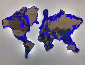 Деревянная многоуровневая карта мира в расцветке 