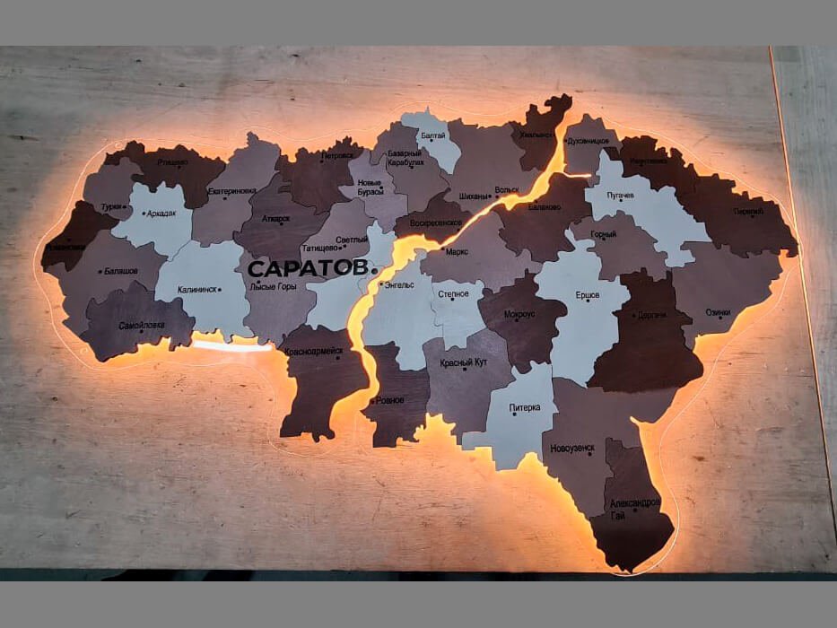 Деревянная многоуровневая карта Саратовской области в кофейной расцветке, с теплой белой проводной подсветкой