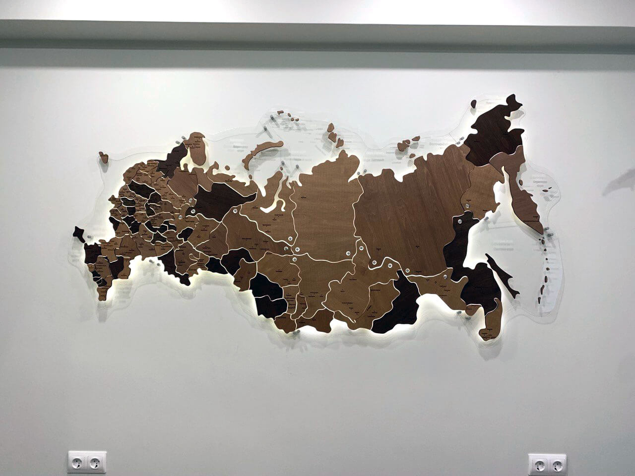 Деревянная многоуровневая карта России в расцветке 