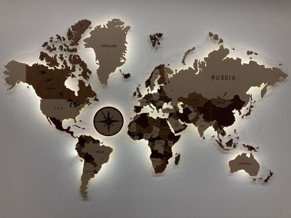 Часы-компас на карте мира с подсветкой