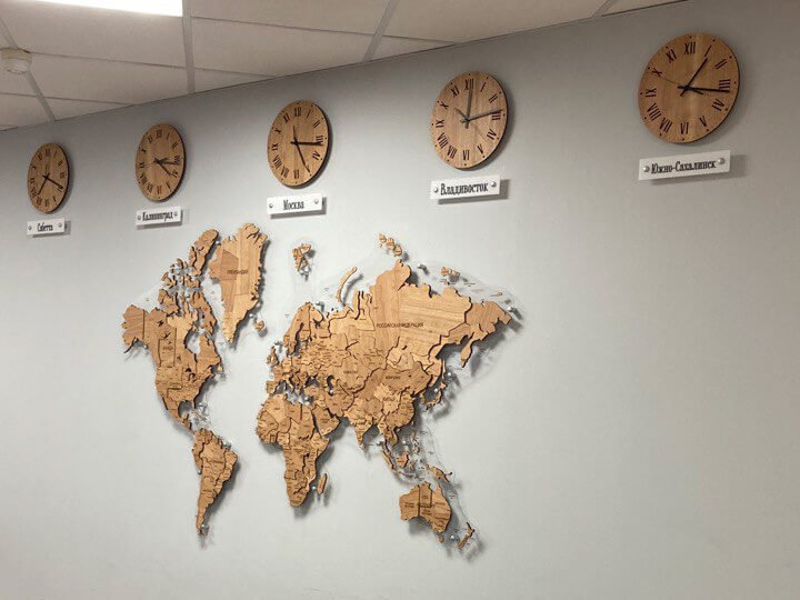 Карта мира из натурального шпона черешни в размере 150х94см и набор часов с различными часовыми поясами