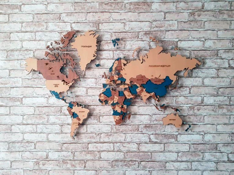 Многоуровневая деревянная карта мира в расцветке 