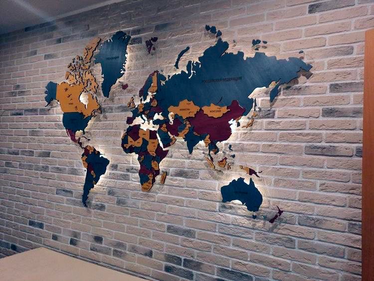 Многоуровневая деревянная карта мира в индивидуальной расцветке в размере 250х157см с подсветкой