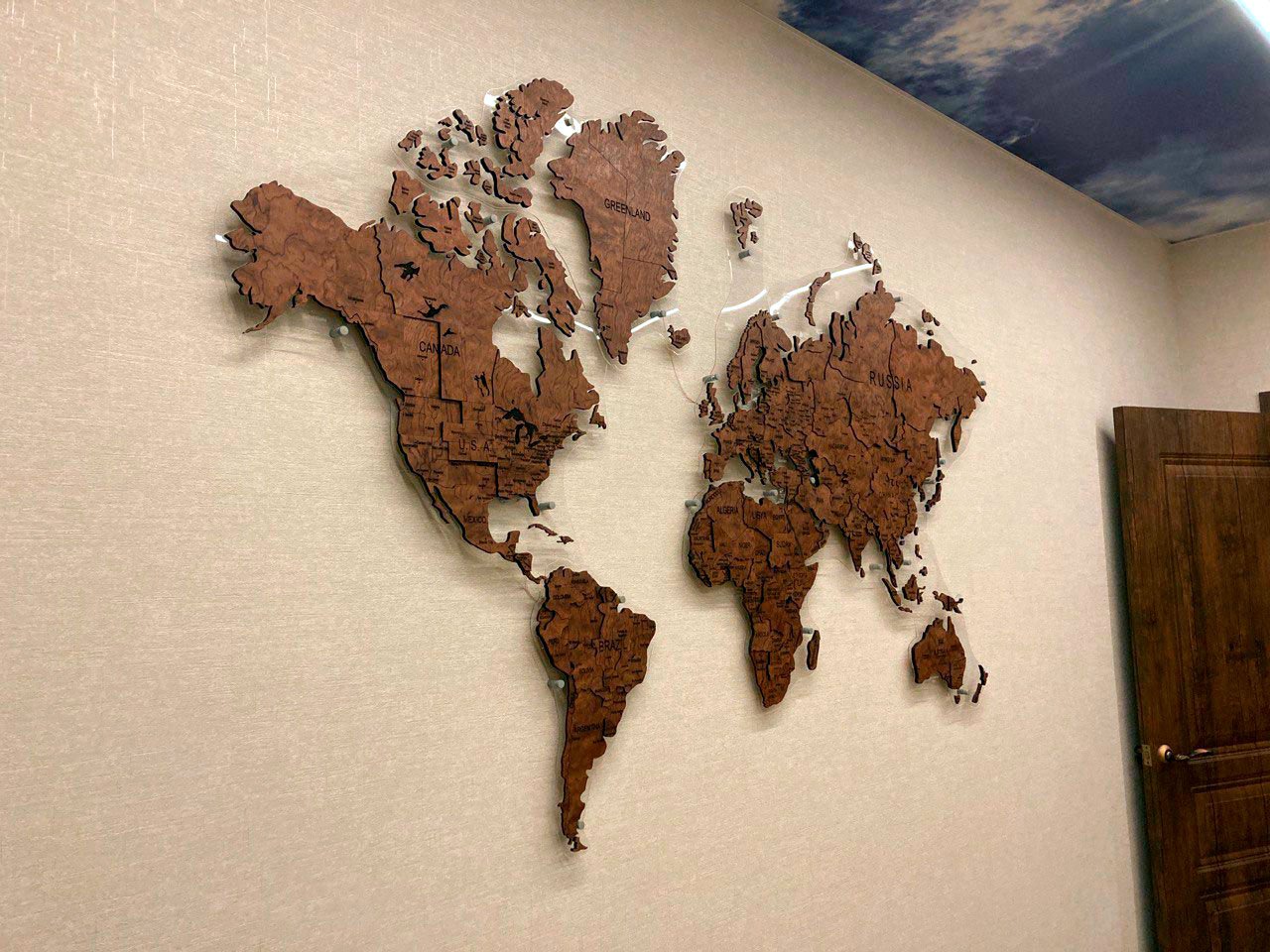 Деревянная карта мира на стене