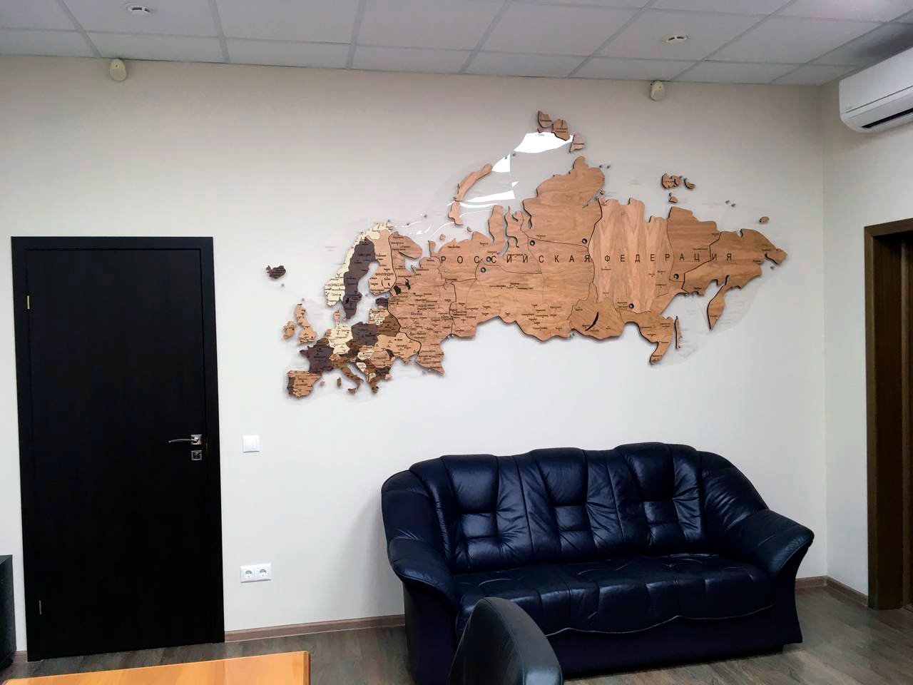 Карта России и Европы из ценных пород древесины в размере 300х127см
