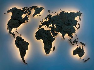 Многоуровневая карта мира из массива ясеня в проекции Каврайского с подсветкой