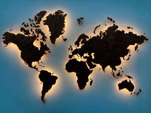 Многоуровневая карта мира из натурального шпона экваториальной бубинги с подсветкой