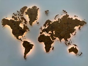 Многоуровневая карта мира из шпона натуральной черешни с подсветкой