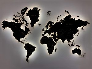 Деревянная карта мира Черная с гравировкой цвета дерева с подсветкой