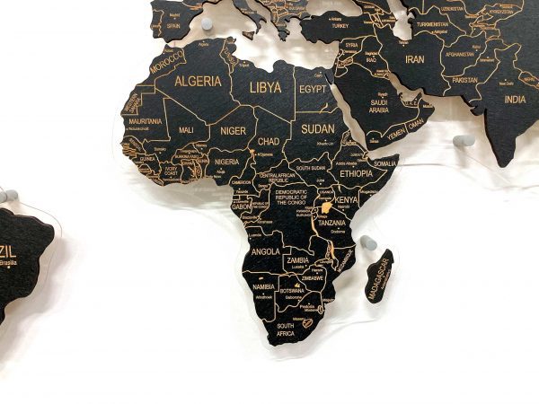 Деревянная карта мира Черная с гравировкой цвета дерева, Африка крупным планом