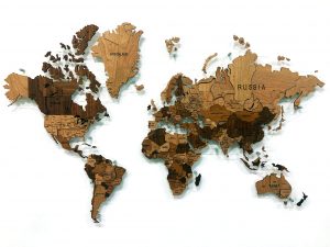 Многоуровневая карта мира из фруктовых пород дерева