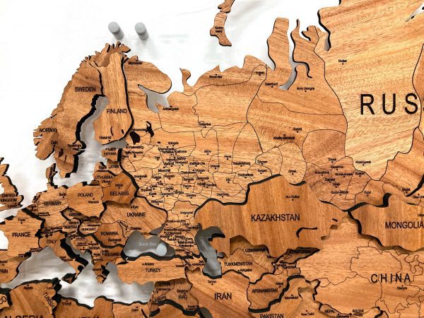 Многоуровневая карта мира из массива африканского махагона, Россия крупным планом