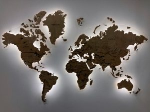 Многоуровневая карта мира из массива клена с подсветкой