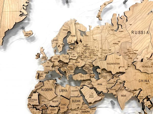 Многоуровневая карта мира из массива клена, Россия крупным планом
