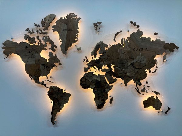 Многоуровневая карта мира из массива ореха с подсветкой