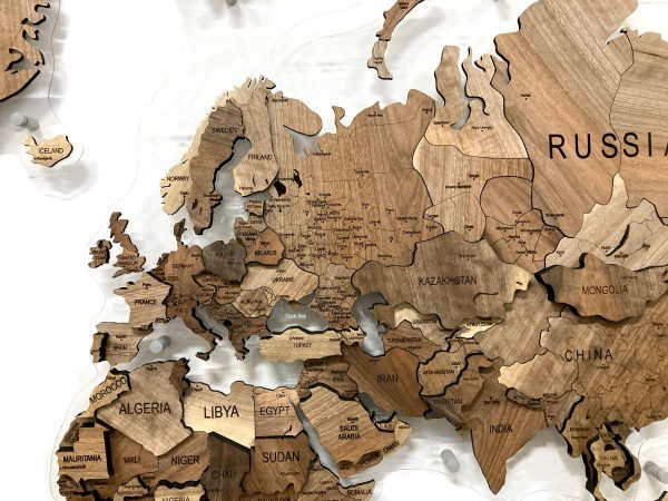 Многоуровневая карта мира из массива ореха, Россия крупным планом