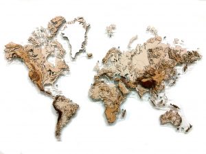 Деревянная многоуровневая карта мира с моделированием рельефа суши Земли