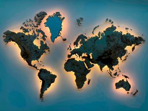 Деревянная многоуровневая карта мира с моделированием рельефа суши Земли с подсветкой