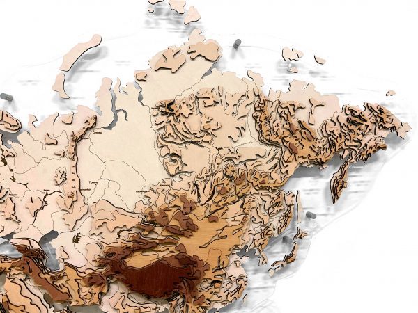 Деревянная многоуровневая карта мира с моделированием рельефа суши Земли, Россия крупным планом