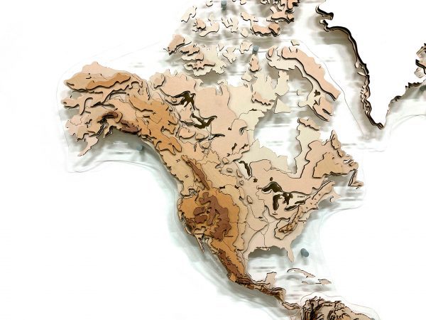 Деревянная многоуровневая карта мира с моделированием рельефа суши Земли, Северная Америка крупным планом