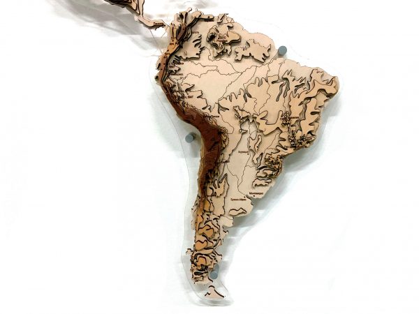 Деревянная многоуровневая карта мира с моделированием рельефа суши Земли, Латинская Америка крупным планом