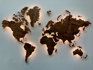 Многоуровневая карта мира из массива Палисандра с подсветкой