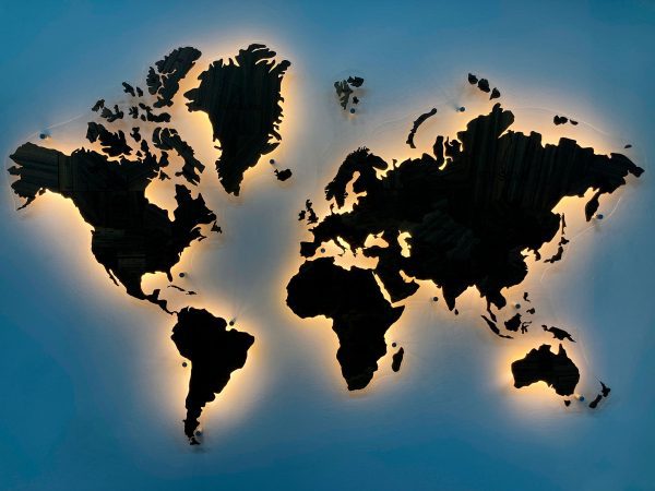 Многоуровневая карта мира из натурального шпона американского ореха с подсветкой