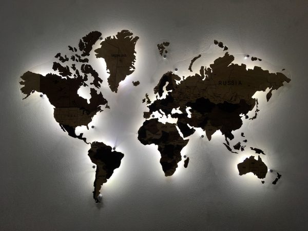 Многоуровневая карта мира из массива дуба с подсветкой