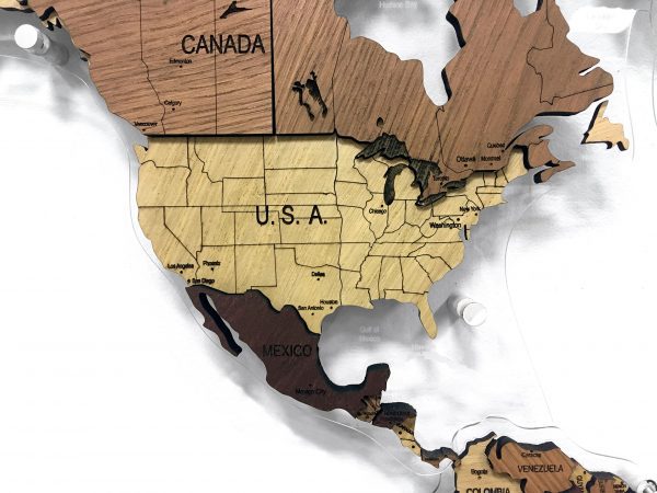 Многоуровневая карта мира из массива дуба, Америка крупным планом