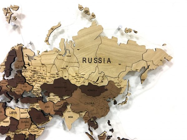 Многоуровневая карта мира из массива дуба, Россия крупным планом