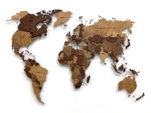 Многоуровневая карта мира из массива дуба в проекции Каврайского