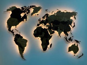 Многоуровневая карта мира из массива дуба в проекции Каврайского с подсветкой