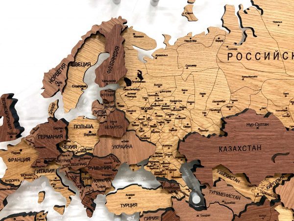 Многоуровневая карта мира из массива дуба в проекции Каврайского, Россия крупным планом