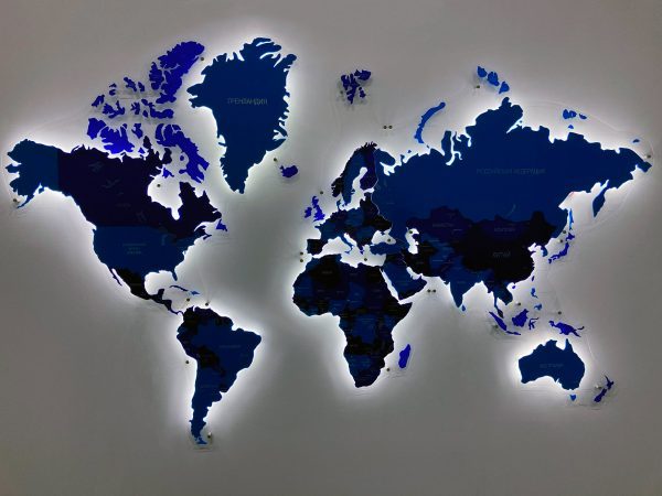 Стеклянная карта мира с подсветкой