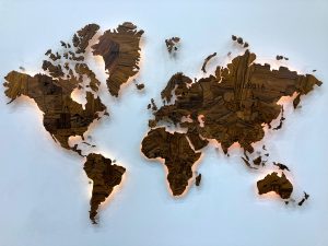 Многоуровневая карта мира из натурального шпона Палисандра с подсветкой