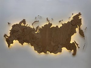 Карта России из натурального шпона черешни с подсветкой
