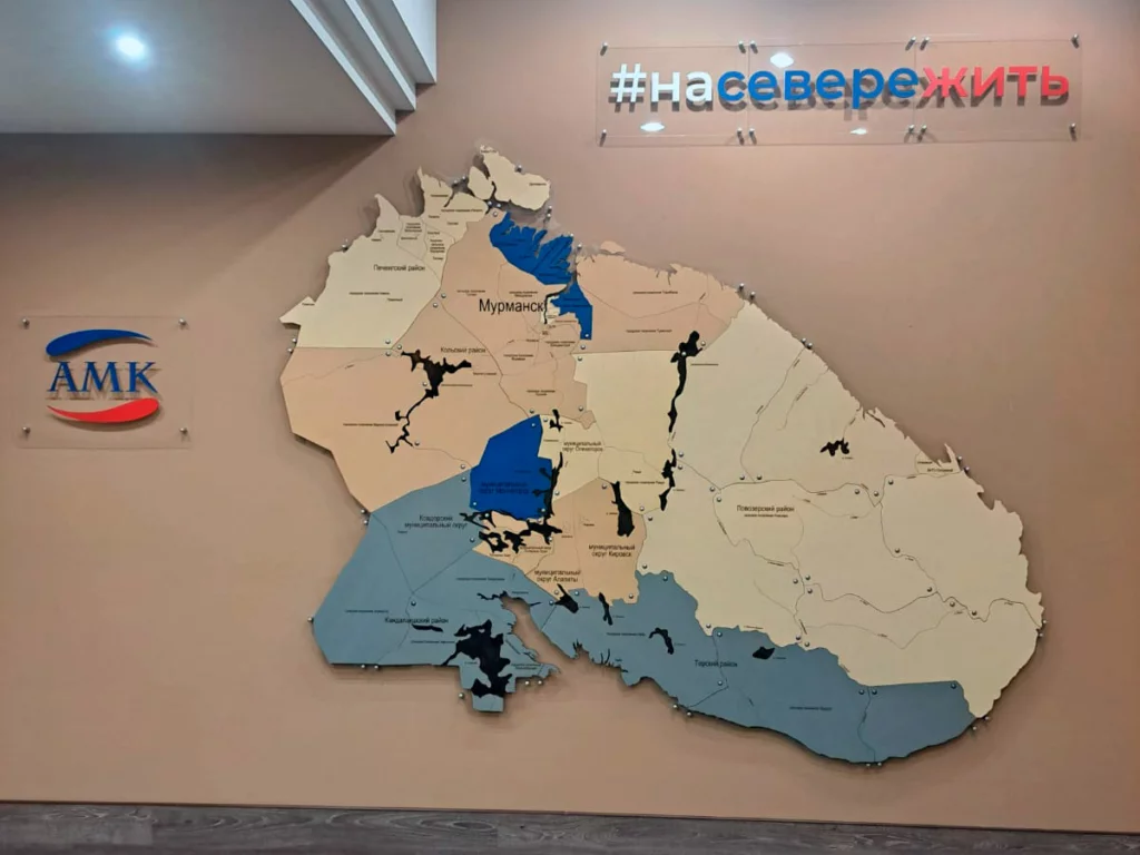 Деревянная карта Мурманской области с брендированием